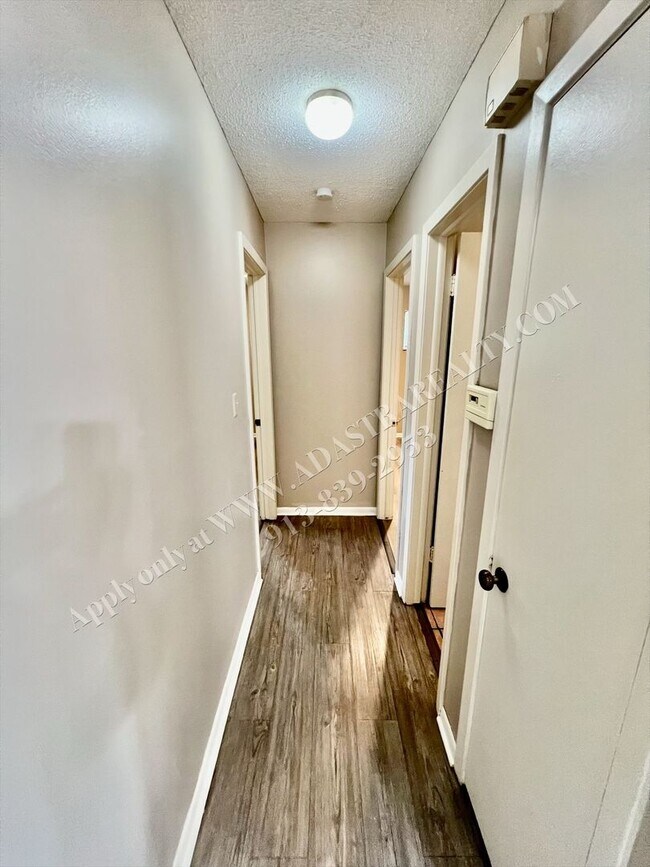 Building Photo - Spacious Shawnee Duplex-Available NOW!!