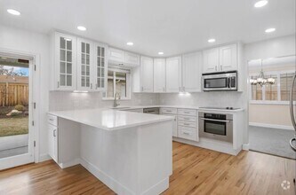 Building Photo - Spacious home for rent - 2.2 miles from t...