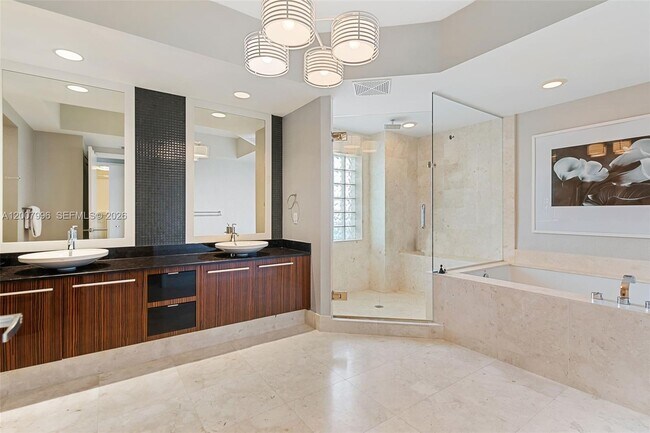 Building Photo - 2711 S Ocean Dr