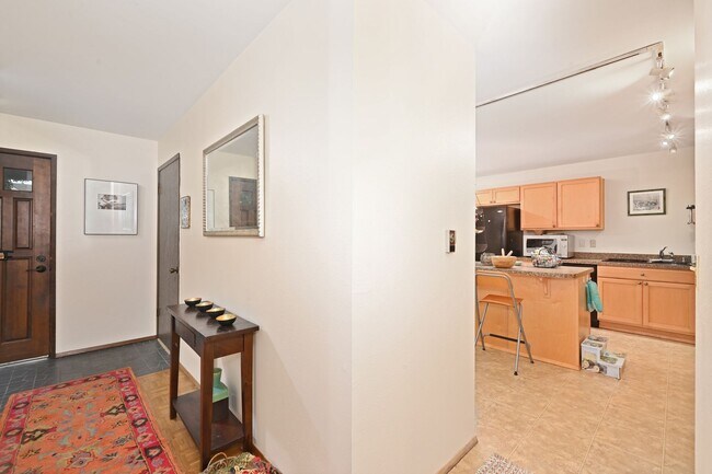 Building Photo - Beautiful 2-bed, 2-bath condo in Seattle f...