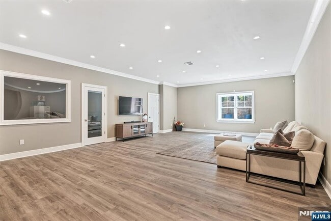 Building Photo - 4 Brookview Ct
