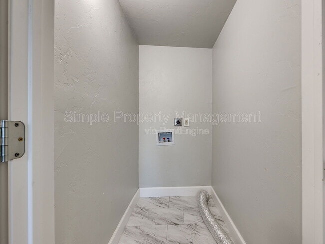 Building Photo - 1839 N Gatewood Ave