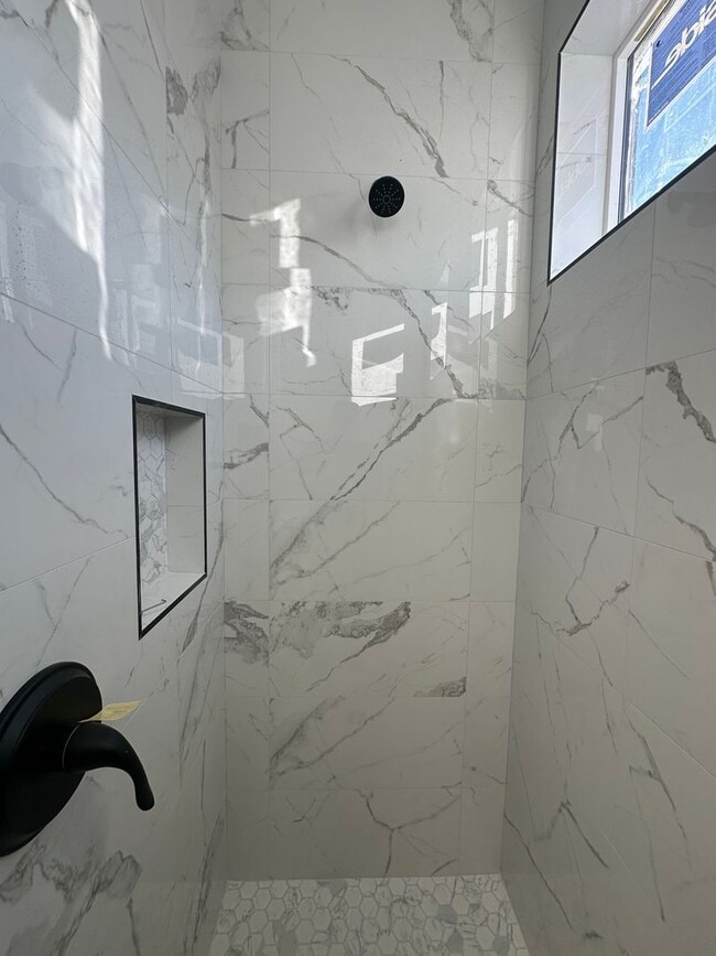 Building Photo - Brand New Townhome