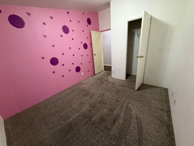 Building Photo - Large 3 Bedroom with Shop