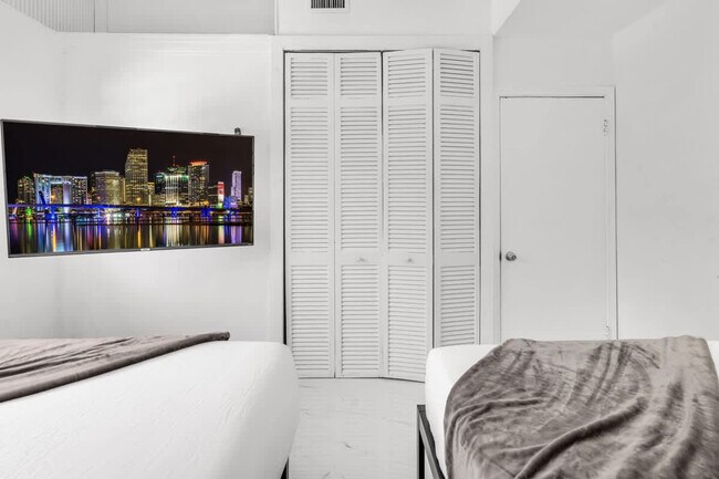 Building Photo - 714 NE 17th Ct