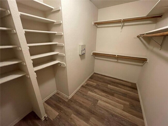 Building Photo - 613 Stallion Dr