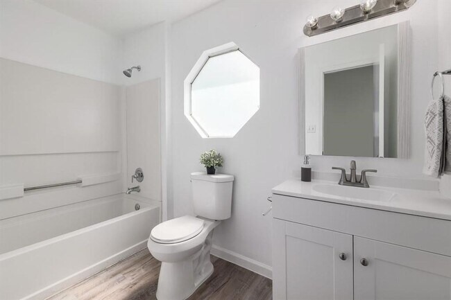 Building Photo - Beautiful 4 bd/2 ba renovated home in Sout...