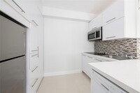 Building Photo - 207 SE 10th Ter