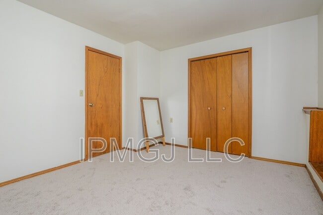 Building Photo - 384 Explorer Ct