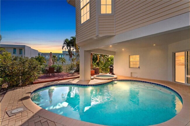 Building Photo - 3020 Gulf of Mexico Dr