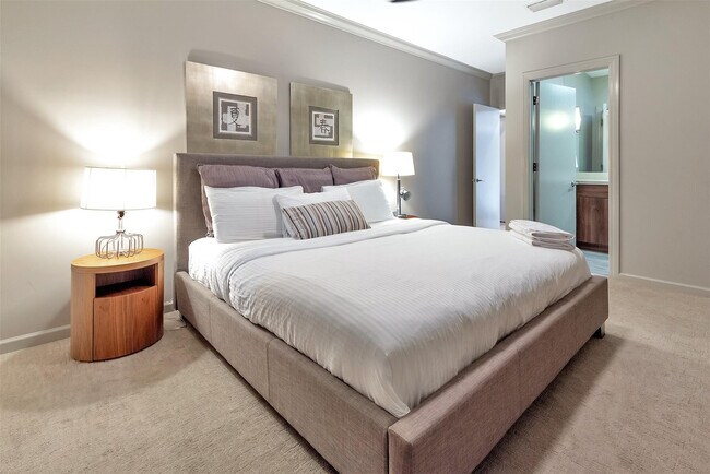 Building Photo - 3050 NE 43rd St