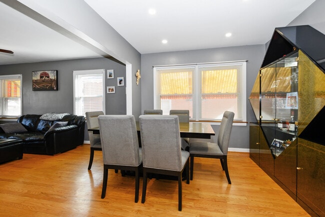 Building Photo - 5622 N Kenneth Ave