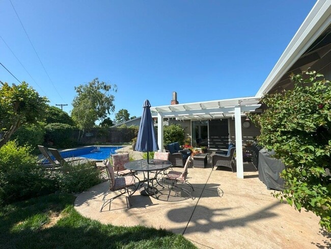 Building Photo - Stunning 3-Bedroom Home with Pool in South...