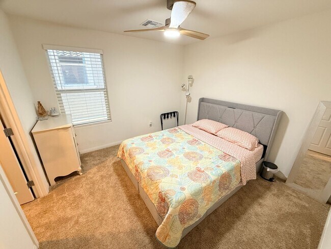 Building Photo - Gated NW community 5Bed
