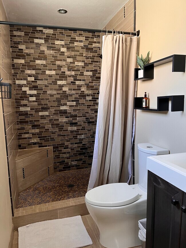 Master bath - 2714 Hyder Ave SE