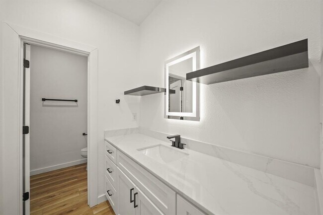 Building Photo - 6206 Lyndhurst Dr