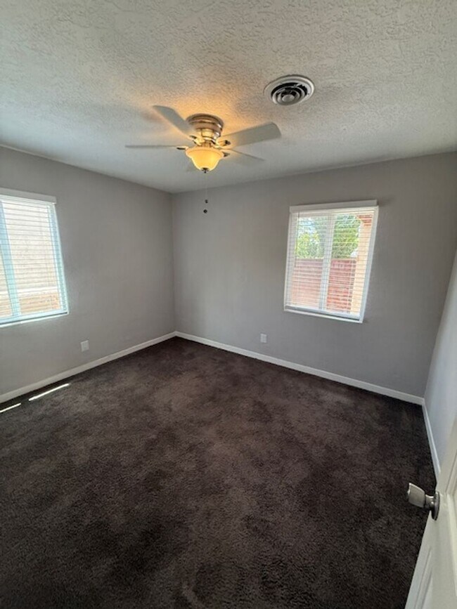 Building Photo - Beautiful 3 bedroom 2 bath 2 car garage ho...