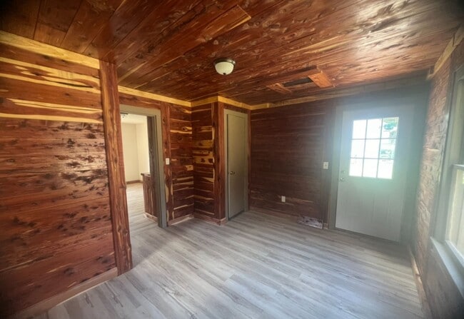 Building Photo - Newly Renovated! - $1,295 Month / $1,900 Down