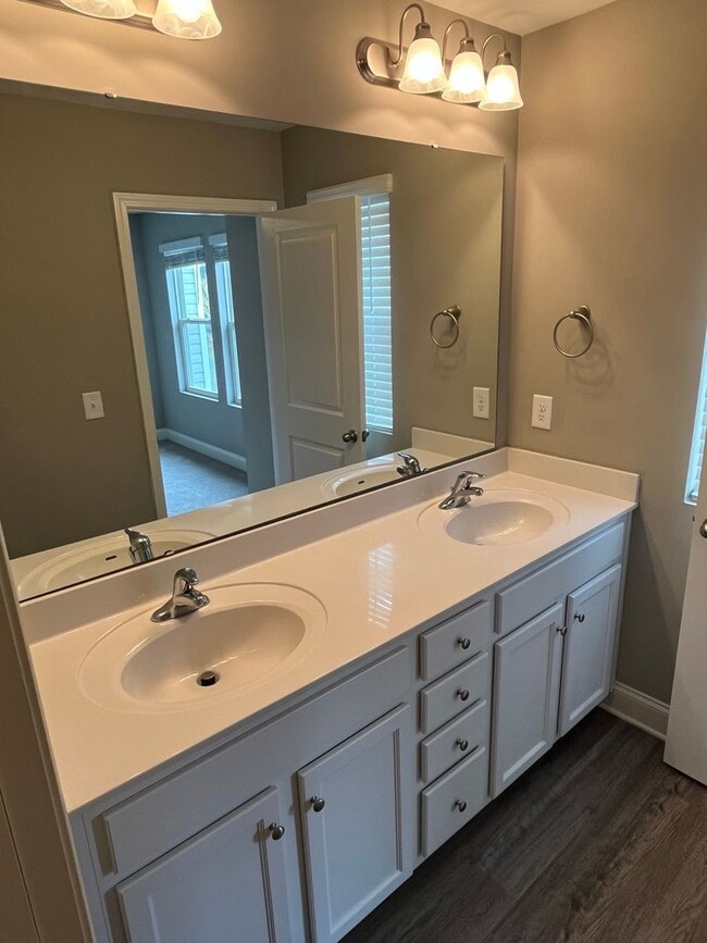 Building Photo - Convenient 3 Bed Townhome near Harrisburg