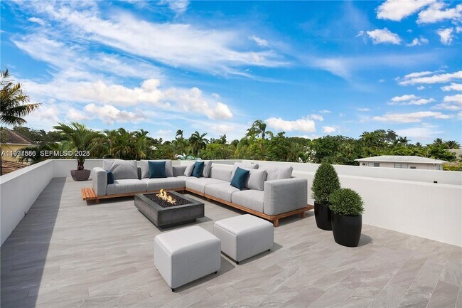 Building Photo - 1615 NE 3rd Ct