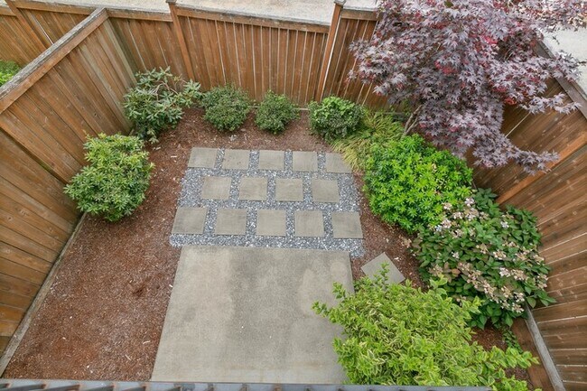 Building Photo - BEAUTIFUL Urban Townhome in Coveted West S...