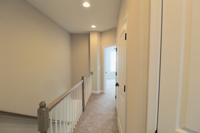Building Photo - 3 bedroom town home with a finished basement and garage located in popular Preston Lakes