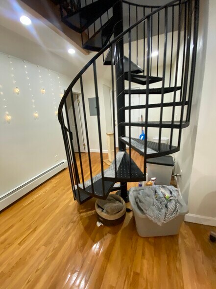 Building Photo - 18 Euston St