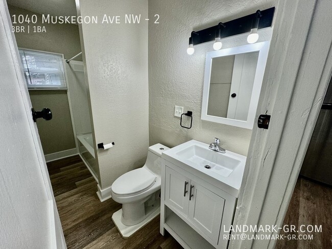 Building Photo - AVAIL NOW!! Newly renovated upper 3 bed / ...