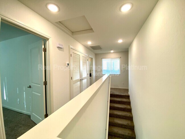 Building Photo - 730 N Bliss Ln