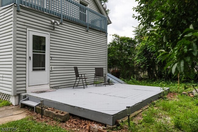 Building Photo - 15 Blakely Ave