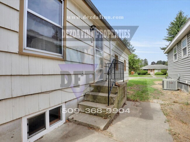 Building Photo - South Hill 3 bed/1 bath rancher with primo...