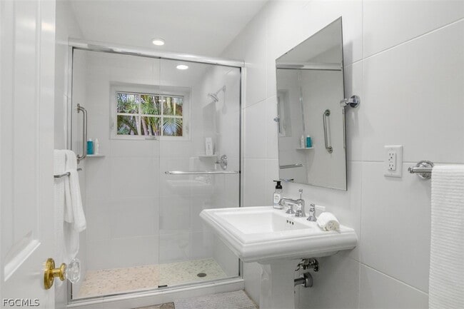 Building Photo - 549 7th Ave N