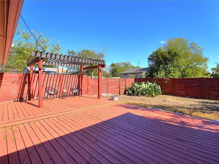 Building Photo - 614 S Groos St