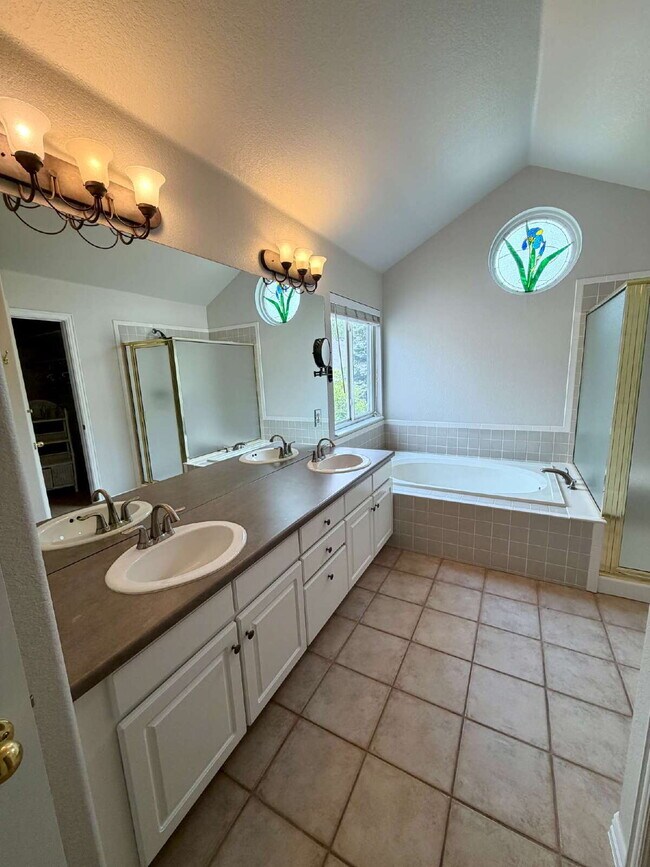 Building Photo - Don’t Miss out on this 4-bedroom 3 bath home in the gated Lighthouse Villas Community.