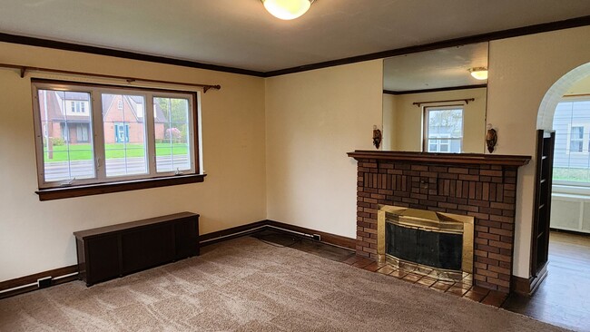 Building Photo - Four Bedroom Single Family home in Derreck...