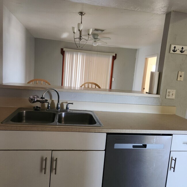 Building Photo - 611 SW 3rd Ter