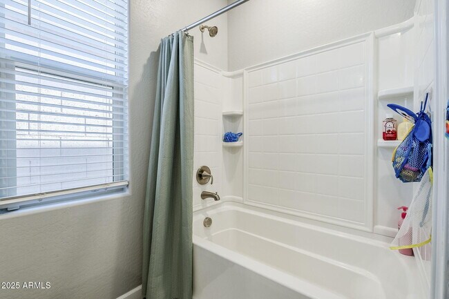 Building Photo - 9935 E Thornbush Ave