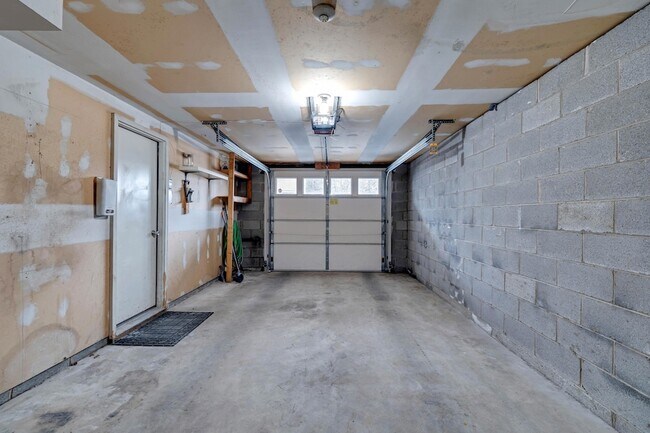 Building Photo - 212 Hawthorne Village Ct