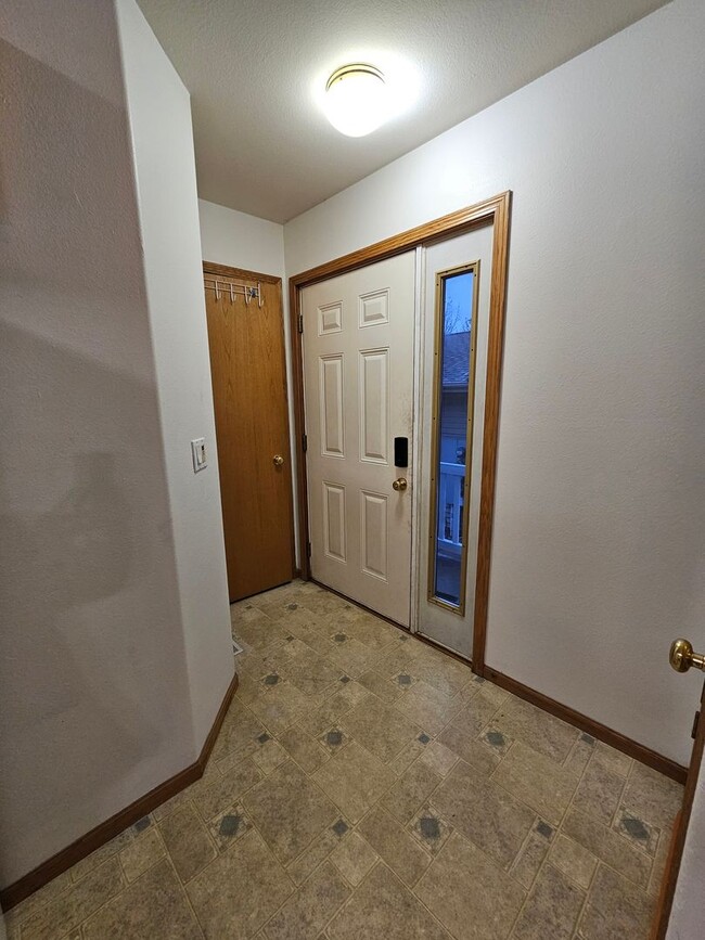 Building Photo - 2 Bedroom 1.5 bath condo with attached gar...