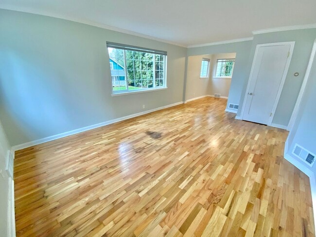Building Photo - Beautiful Townhouse with Fenced Yard, Garage, and AC