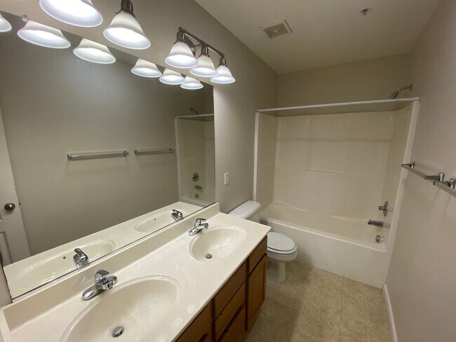 Building Photo - 3 Bed, 2½ Bath Two Story Condo in Natomas' Hampton Village