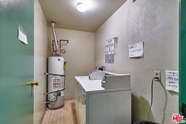 Building Photo - 820 S St Andrews Pl