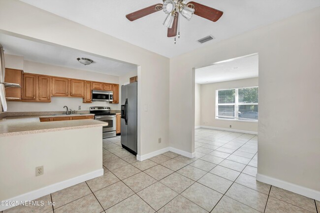 Building Photo - 2930 Wycombe Dr W