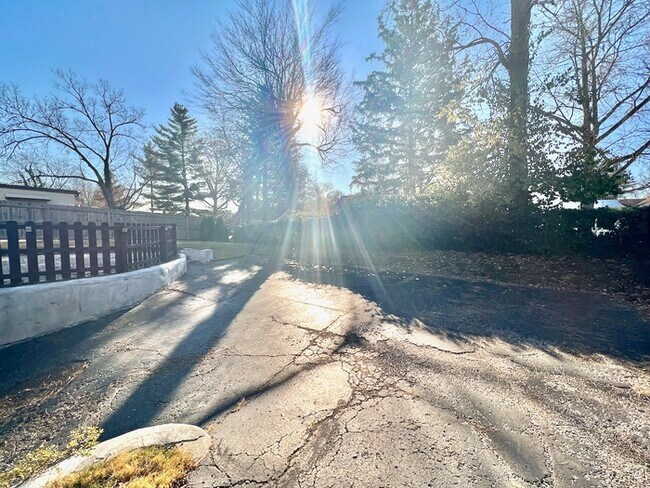 Building Photo - Immaculate large Kennedy Heights Home!