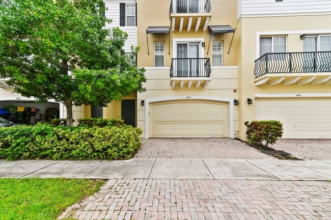 Building Photo - 642 NW 38th Cir