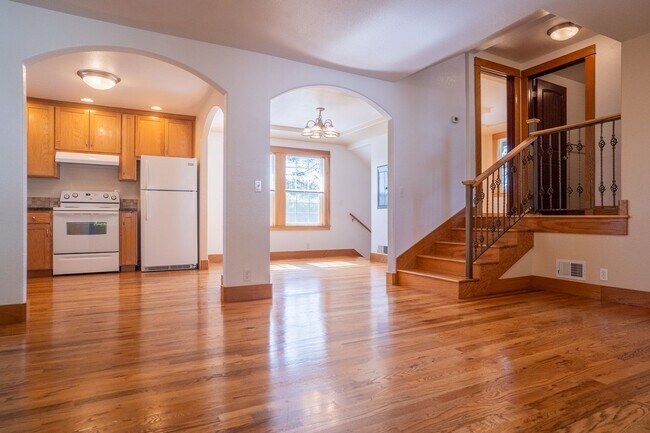 Building Photo - 3-bedroom 2-bath House SW Albany $2,395