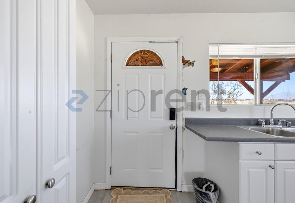 Building Photo - Unit