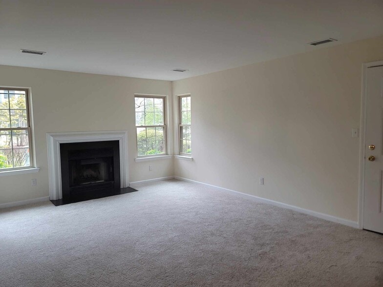 Building Photo - 27 Lear Ct