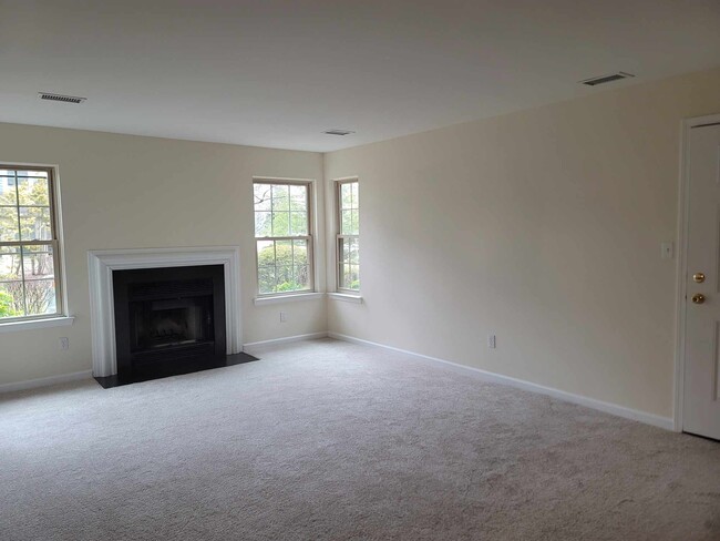 Building Photo - 27 Lear Ct