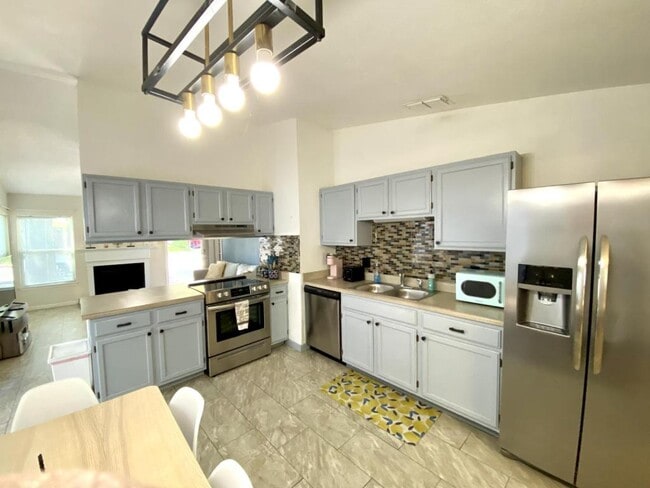 Building Photo - 10027 Birch Field Dr